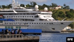 Cubanos le toman fotos al buque Gemini, de la compañía española Happy Cruises.