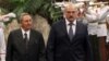 Alexandr Lukashenko (d), y su homólogo cubano, Raúl Castro (i) en La Habana en junio del 2012.