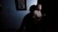 Una mujer habla en su casa ubicada en Maracaibo durante un corte de luz .