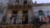 Anet Ayala y su perro miran desde su balcón en La Habana, el 13 de junio de 2022. (Foto AP/Ramón Espinosa)