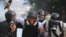 El periodista venezolano de VPITV Gregory Jaimes (C) recibe asistencia de colegas luego de ser heridos durante los enfrentamientos entre manifestantes antigubernamentales y fuerzas de seguridad en la conmemoración del Primero de Mayo en Caracas el 1 de ma
