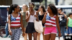 Fotografía del 14 de abril de 2016 de jóvenes caminando por una calle de La Habana.