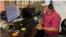 ARCHIVO - El periodista colombiano Sergio Buelvas, captado en su emisora en la localidad de Purificación, Tolima, en el centro de Colombia, durante una tranmisión de sus programas el 16 de agosto de 2024.