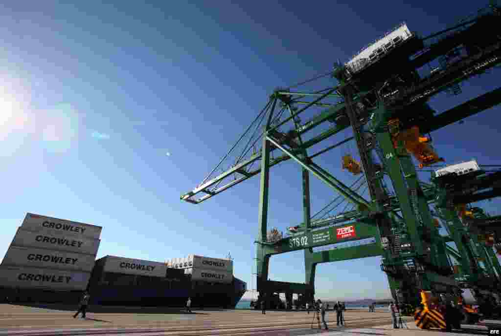 La terminal de contenedores de 702 metros de muelle, con capacidad y prestaciones para la operación de buques Super- Post-Panamax es parte del proyecto.  
