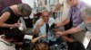 Raúl Rivero habla a medios de prensa en Cuba tras ser excarcelado en 2004. REUTERS/Claudia Daut