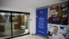 El logo de Chevron en la oficina de la empresa estadounidense en Caracas. (REUTERS/Carlos Garcia Rawlins/File)