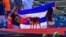 Seguidores del equipo Leñadores de Las Tunas sostienen la bandera cubana durante un partido de la Serie del Caribe 2019. AFP/ Luis ACOSTA