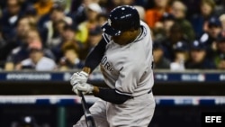 El jugador Curtis Granderson de los Yanquis de Nueva batea ante los Tigres de Detroit