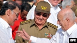 Archivo - José ramón Machado (d), saluda al entonces ministro de Energía Eléctrica de Venezuela, Alí Rodríguez (i), en presencia de Raúl Castro (c).