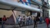 Cubanos hacen fila para rendir tributo a la Virgen de la Caridad, en medio de una crisis sanitaria sin precedentes. (Foto> REUTERS/Alexandre Meneghini)