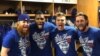 Yasiel Puig (2do izq) con Justin Turner (izq) y otros compañeros de los Dodgers, en una publicidad para la venta de camisetas "Caballo Loco", cuya recaudación irá a su fundación infantil.