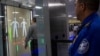 Funcionarios de la Administración de Seguridad del Transporte (TSA) hacen un chequeo de seguridad. La TSA trabaja de manera rutinaria con todos los países con vuelos directos a Estados Unidos. (Foto AP/Ty ONeil)