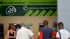 Fila en un cajero automático en La Habana para extraer efectivo. (Archivo/Yamil Lage/AFP)