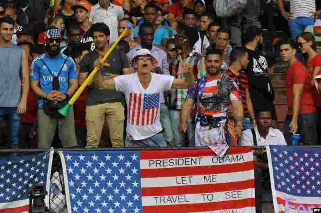 Aficionados al fútbol cubanos y estadounidenses asistieron el 7 de octubre de 2016, al partido amistoso de fútbol entre Cuba y Estados Unidos, en el estadio Pedro Marrero, en La Habana, donde los visitantes ganaron dos goles a cero.  