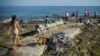 Cubanos salen a disfrutar del día en el Malecón Habana tras la fase de recuperación dela pandemia.