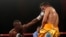 El cubano Guillermo Rigondeaux conecta un golpe contra el filipino Nonito Donaire en el Radio City Music Hall, en Nueva York, el 13 de abril del 2013.