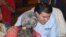 Emmanuel Arango, candidato a senador de la República de Colombia por Tolima, escucha a una simpatizante.