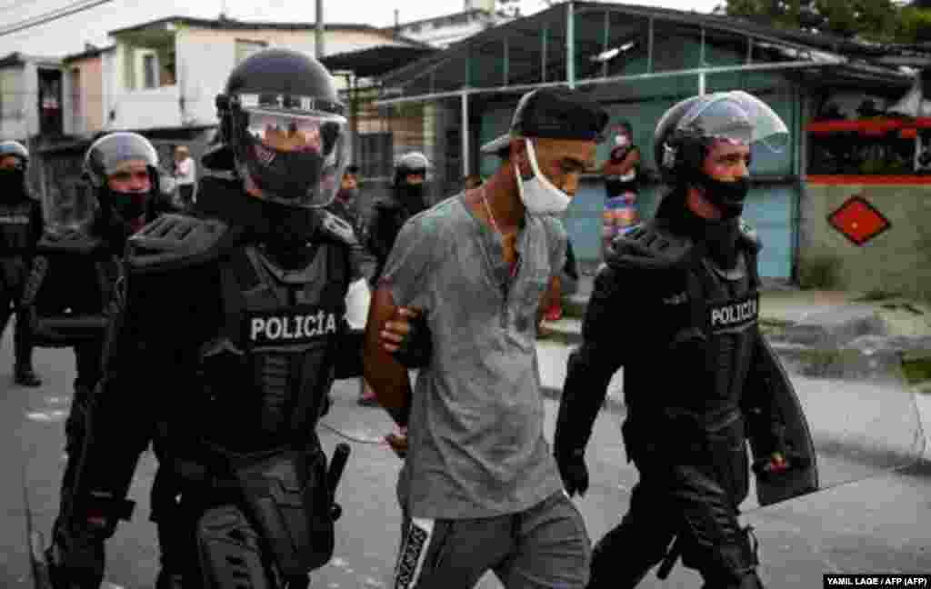 La policía antidisturbios recorre las calles luego de una manifestación contra el gobierno de Miguel Díaz-Canel en el municipio de Arroyo Naranjo, La Habana el 12 de julio de 2021.