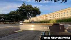 Vista en primer plano de una de las 184 bancas que conforman el Memorial del Pentágono dedicado a las víctimas 9/11, con el nombre de cada uno de los fallecidos; ubicado en el sector oeste del Pentágono, en Arlington, Virginia, 4 de septiembre de 2024.