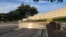 Vista en primer plano de una de las 184 bancas que conforman el Memorial del Pentágono dedicado a las víctimas 9/11, con el nombre de cada uno de los fallecidos; ubicado en el sector oeste del Pentágono, en Arlington, Virginia, 4 de septiembre de 2024.