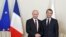 El presidente ruso, Vladimir Putin, se reúne con el presidente francés, Emmanuel Macron, en el ámbito del Foro Económico de San Petersburgo en el Palacio de Konstantínovski