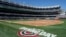 Vista general del Yankee Stadium mientras el equipo de mantenimiento prepara el campo antes del partido inaugural entre los Yankees de Nueva York y los Cerveceros de Milwaukee. (Reuters/Brad Penner-Imagn Images)