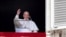 El Papa Francisco saluda a los feligreses en la Plaza de San Pedro durante la oración del Angelus. (Tiziani Fabi/AFP).