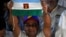 Sergio Garrido, gobernador electo de Barinas, celebra con la bandera del estado. (AFP/Federico Parra).