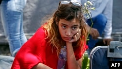 Una niña venezolana arriba a Ecuador con su familia.