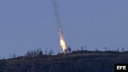 Un bombardero ruso Su-24 cae tras ser derribado por un caza turco.