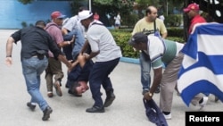 El arresto del periodista independiente Yuri Valle el 10 de diciembre de 2015 cuando cubría una manifestación por el Día Internacional de los Derechos Humanos. REUTERS/Alexandre Meneghini
