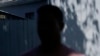 Un migrante cubano, que prefirió no ser identificado por temor a represalias contra su familia en la nación insular, posa para una fotografía el 21 de junio de 2022 en North Miami Beach, Florida (AP Photo/Wilfredo Lee).