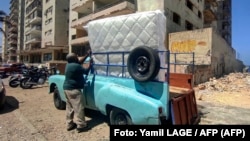 Un hombre transporta un colchón en Cuba.