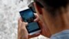 Un joven se conecta a Internet desde su teléfono en La Habana. (YAMIL LAGE / AFP)