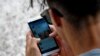 Un joven se conecta a Twitter desde su telefono en La Habana. (YAMIL LAGE / AFP)