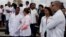 Médicos cubanos que desertaron de las misiones médicas de Venezuela protestan en Bogotá. (Imagen de archivo)