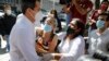 El líder opositor venezolano Juan Guaidó saluda a sus seguidores durante una consulta popular para rechazar el gobierno de Nicolás Maduro.