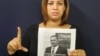Nelva Ismarays Ortega Tamayo sostiene una foto de su esposo, el líder de UNPACU José Daniel Ferrer, detenido tras las protestas del 11J en Cuba.