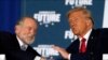 Trump habla con el exgobernador de Arkansas, Mike Huckabee, en una mesa redonda en el Drexelbrook Catering & Event Center, en octubre pasado, en Drexel Hill, Pensilvania. (AP/Julia Demaree Nikhinson)