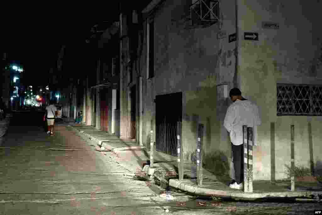 Sólo las luces de los autos alumbraron las calles de la ciudad de La Habana. 
