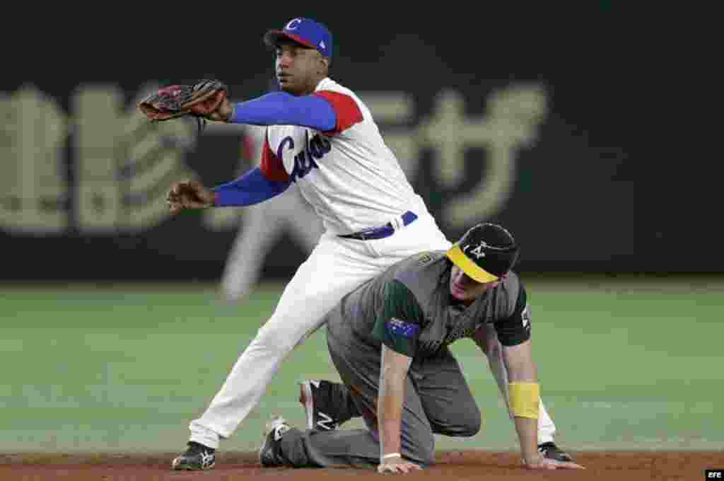 El pelotero australiano Mitchell Dening (abajo) roba la segunda base en la quinta entrada del juego contra Cuba en el IV Clásico Mundial de béisbol disputado en el estadio Tokyo Dome de Tokio (Japón) el 10 de marzo de 2017.  