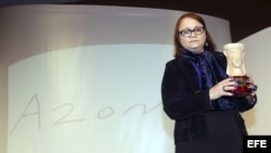 La escritora Zoe Valdés con el premio Azorín de Novela, que ha recibido el jueves por su obra "La mujer que llora", durante el acto de entrega de la 37 edición de este galardón convocado por la editorial Planeta