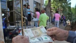 Cubanos desde la isla, describen la crisis para adquirir el efectivo en los bancos nacionales. Cubanos desde la isla, describen la crisis para adquirir el efectivo en los bancos nacionales.