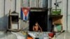 Un cubano observa la calle desde su balcón en La Habana, el 11 de abril de 2020. (Yamil Lage/AFP).