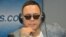 Alexis Valdés en los estudios de Radio Martí.