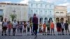 Niños cubanos escuchan a su maestro el 6 de enero de 2021 La Habana.