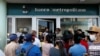 Personas en una de las oficinas del Banco Metropolitano en La Habana.