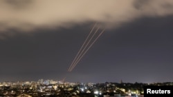 Horas después del lanzamiento en Jerusalén se escucharon sirenas y se pudo ver explosiones sobre el cielo / Foto: Amir Cohen (Reuters)