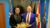 El campeón del mundo Yordenis Ugás y el congresista cubanoamericano Mario Díaz-Balart.