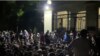 Cientos de manifestantes el 28 de noviembre en la madrugada frente al Ministerio de Cultura (Reuters).